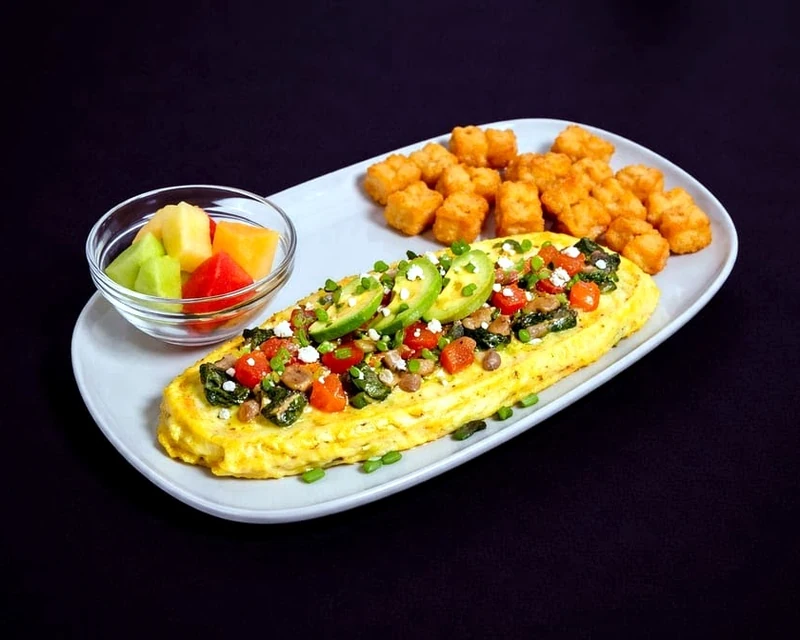 Rise & Dine omelette with tater tots and fruit